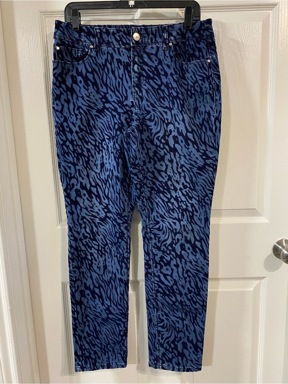NWOT CHICO’S WMNS 1 (8) Platinum Blue Velvet Flocked Animal Print Slim Jeans